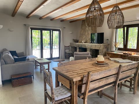 Magnificent villa with pool, sleeps 10 people