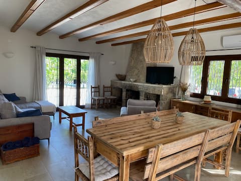 Top Airbnb: Magnificent villa with pool, sleeps 10 people in Vila Seca