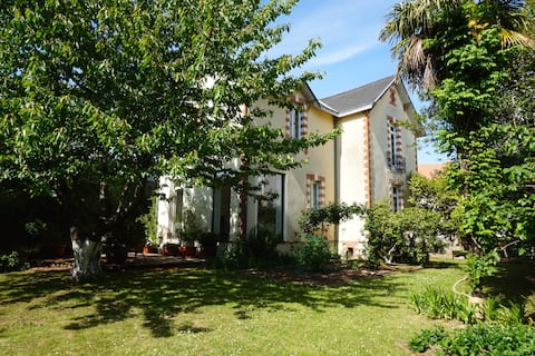 Top performing Airbnb: Beautiful 3 bedroom garden house near city center in Malakoff Saint Donatien