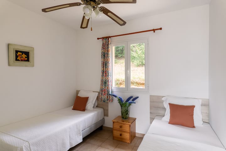 spavaća soba
2 2 kreveta u 90x200