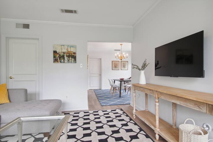Spacious, 2bed 2bath near Audubon Park & Streetcar gallery image 2