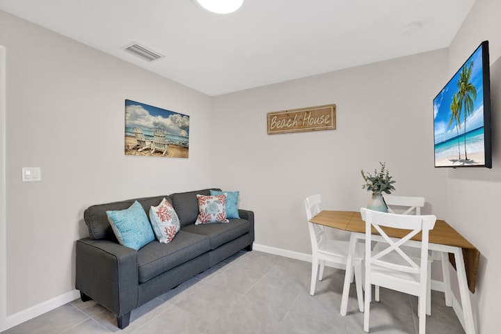 Modern Private 2 Br 1ba And Kitchen Near The Beach - Port St. Lucie, FL