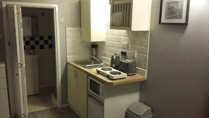 Little Lodge, Self-contained Chalet With Hot Tub. - Milford Haven
