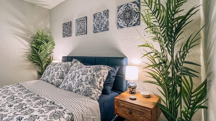 美しくデザインされた寝室は、穏やかな睡眠を確保します。 各側面には、ランプ付きのベッドサイドテーブル、5つのコンセント、携帯電話と付属品を充電するためのUSBコンセント2つがあります。 