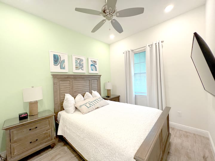 Right queen bedroom downstairs.