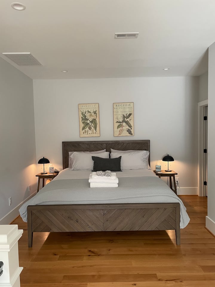 Супер удобно легло тип Кинг в Каспър с спално бельо за спокоен нощен сън.