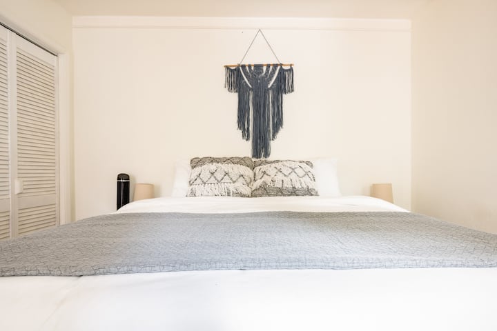La plus grande chambre avec un lit queen, un placard et un coin bureau. Doit passer par une chambre simple et une salle de bain pour entrer dans cette pièce.