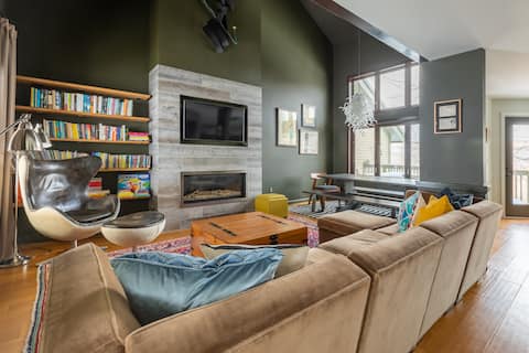 Updated ski in/out 3 bedroom town house Bolton