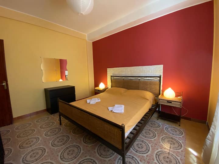 'ORANJE' slaapkamer met tweepersoonsbed en airconditioning