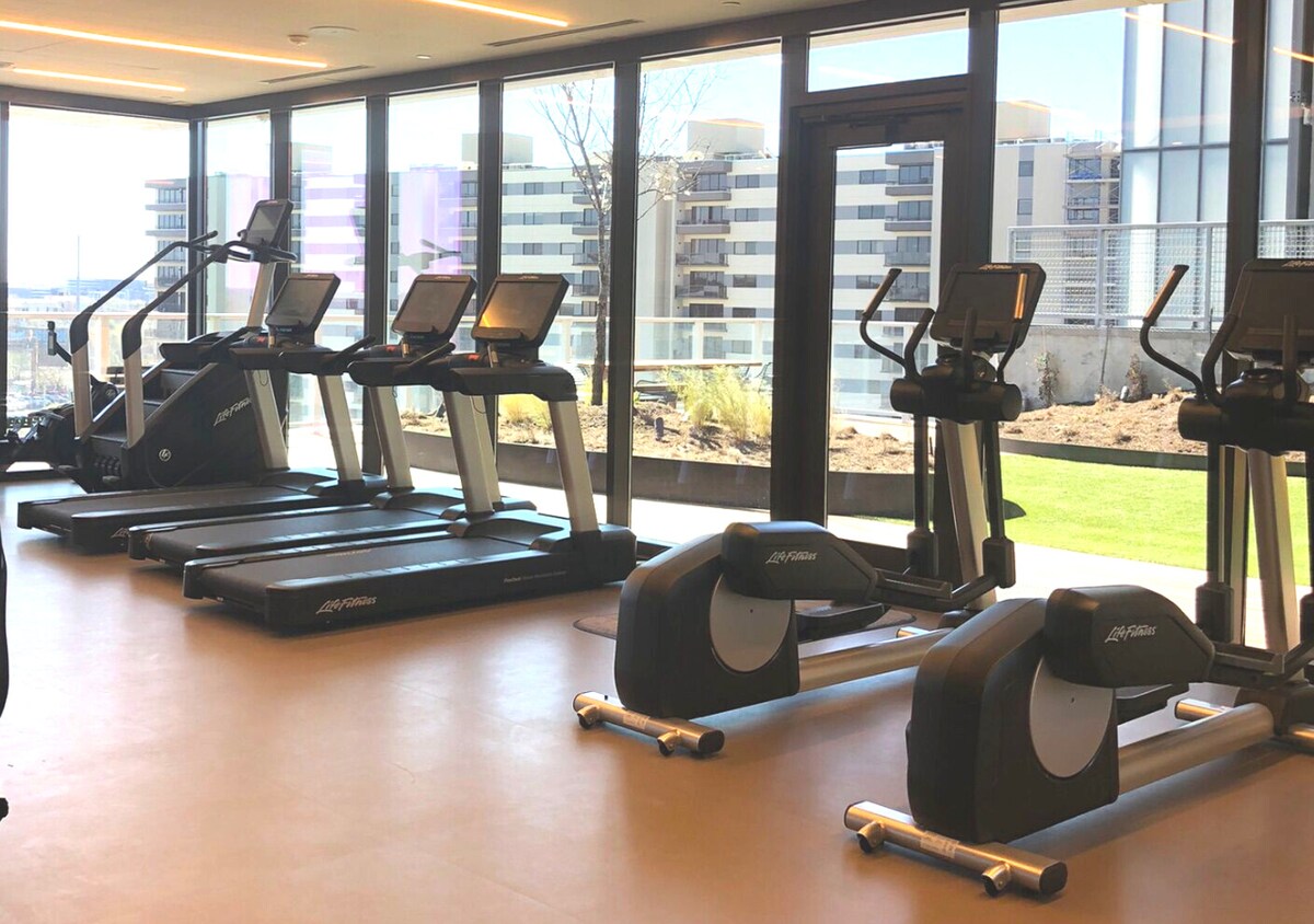Spacious Luxury Condo. Steps from Lake & Rainey st