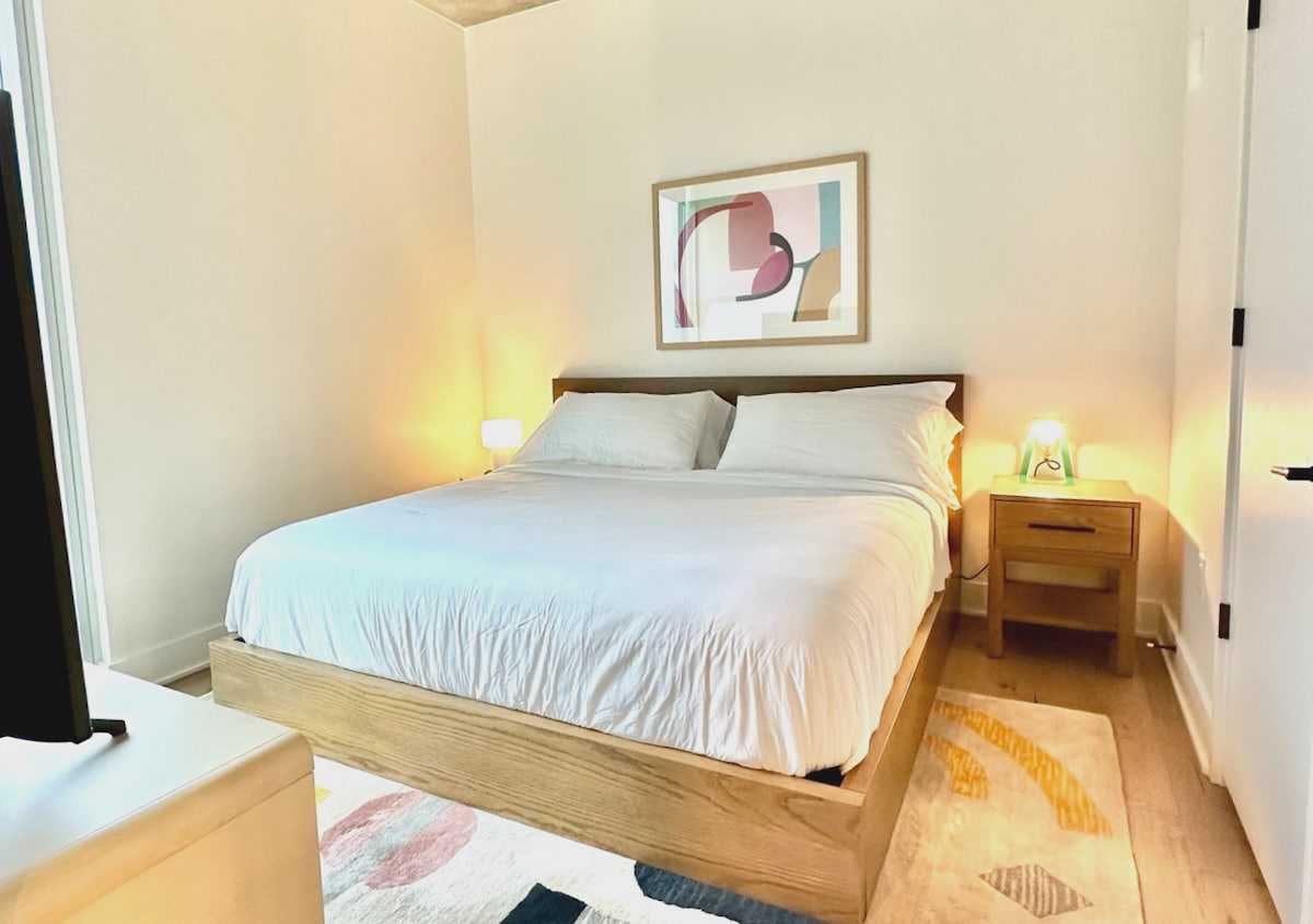 Spacious Luxury Condo. Steps from Lake & Rainey st
