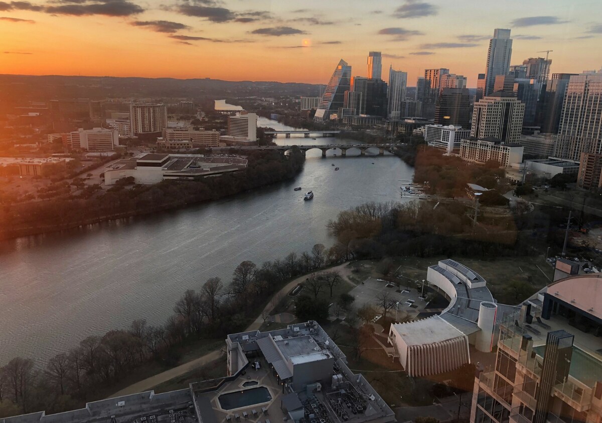 Spacious Luxury Condo. Steps from Lake & Rainey st