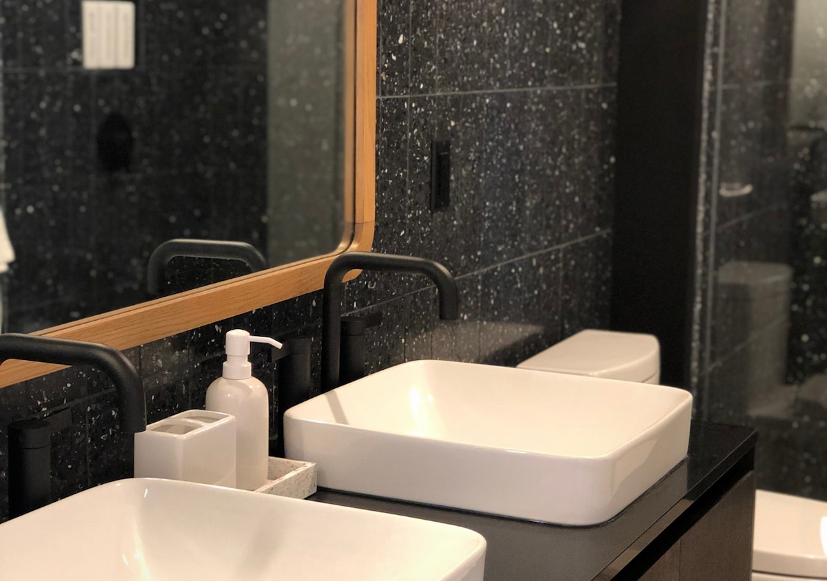 Spacious Luxury Condo. Steps from Lake & Rainey st