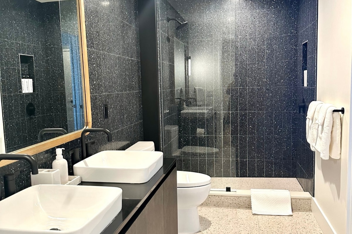 Spacious Luxury Condo. Steps from Lake & Rainey st