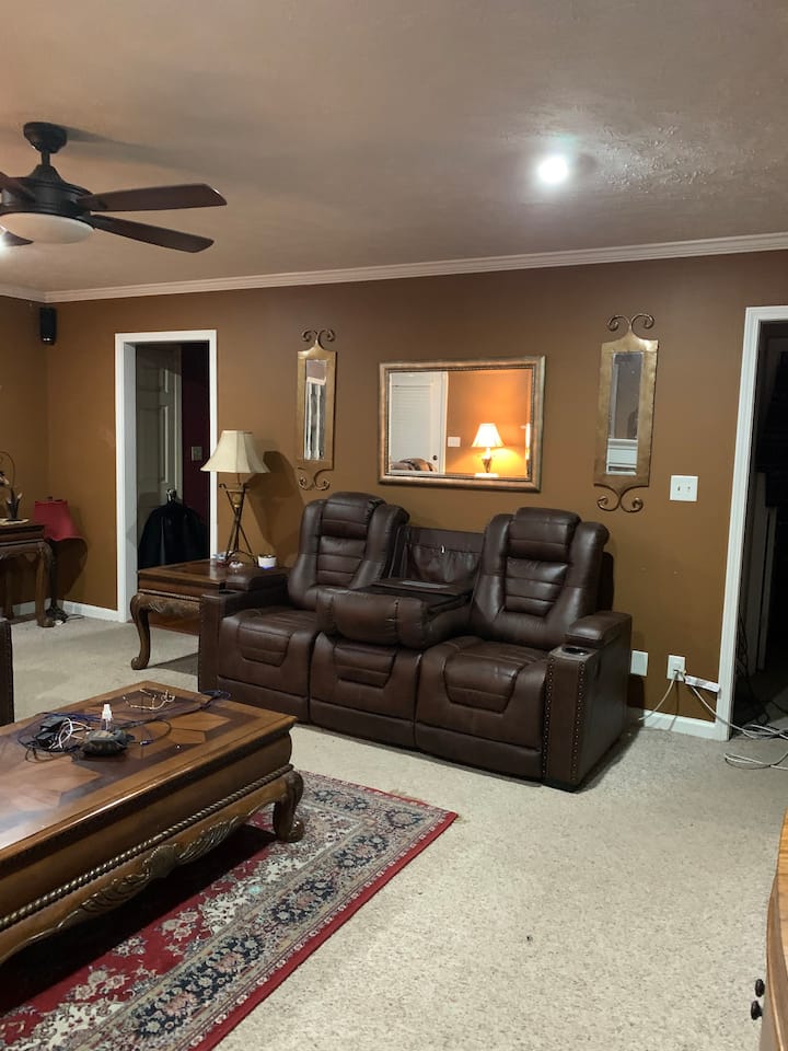 Cheerful 4bedroom with beautiful screen porch Houses for Rent in