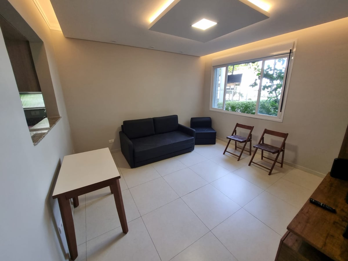 Amplio salón con sofá cama de 3 asientos, sillón individual. ¡Amplia ventana con vistas al mar!