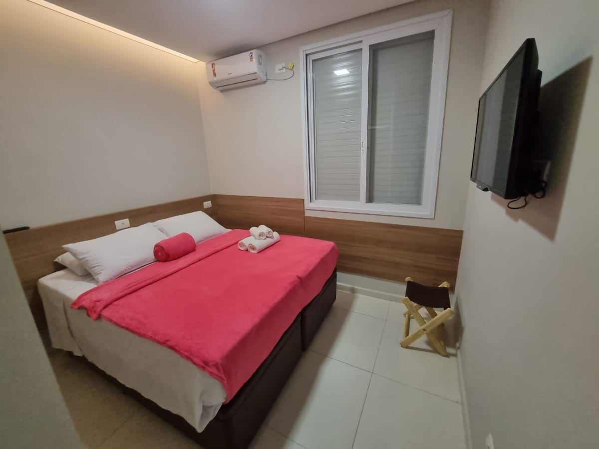 Dormitorio - Ventana con persiana opaca, aire acondicionado, portaequipajes y TV de pantalla plana de 32pulgadas (canales convencionales)