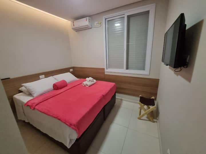 Spavaća soba - Prozor s zatamnjenim roletnama, klima uređaj, stalak za prtljagu i 32 "flat-screen TV (konvencionalni kanali)