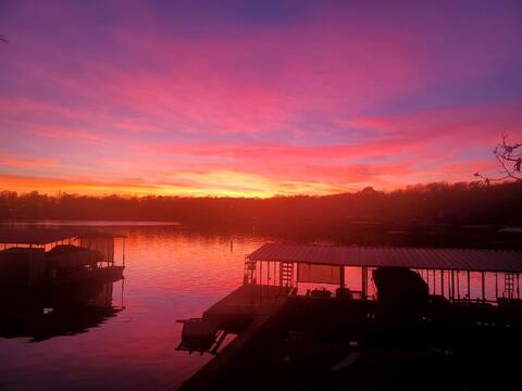 Lake Front, newly remodeled, private dock & more