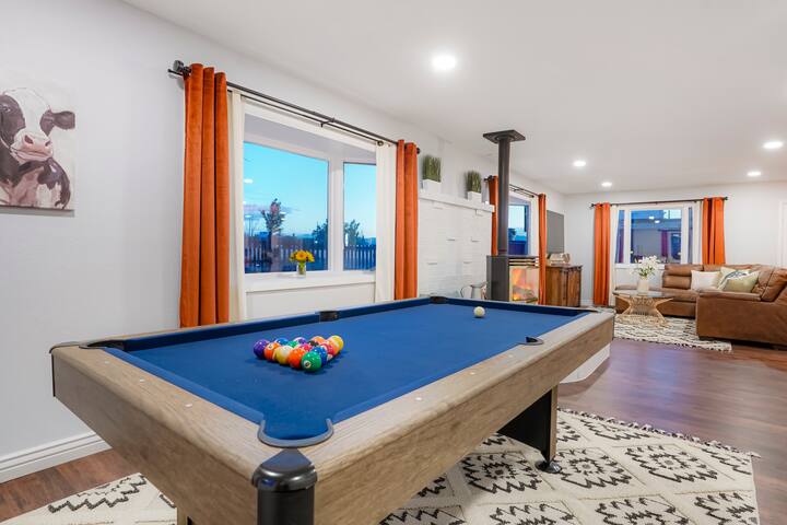 One of a Kind Home-HOT TUB & Pool Table-4 Mi to DT gallery image 4