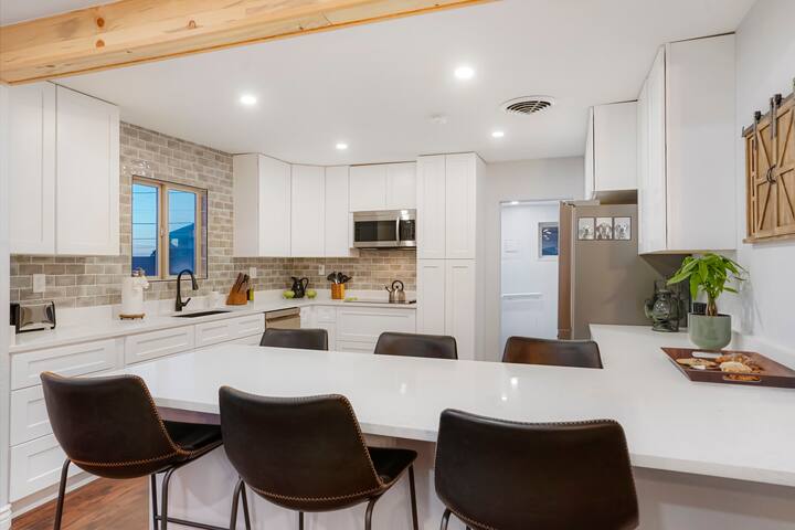 One of a Kind Home-HOT TUB & Pool Table-4 Mi to DT gallery image 2