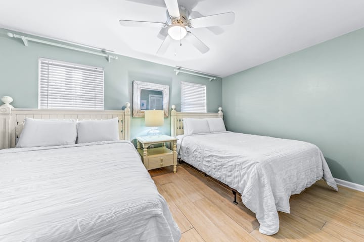 Chumba cha kulala cha pili na vitanda 2 vya upana wa futi