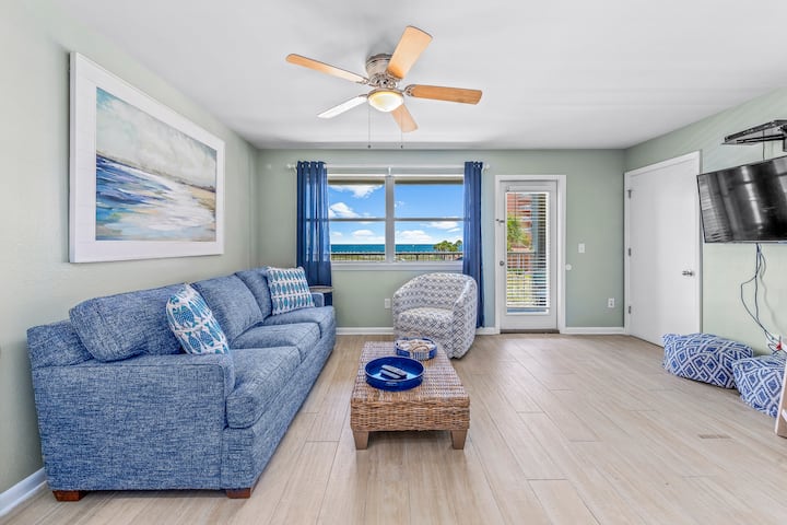 Sebule kubwa yenye sofa ya malkia ya kulala