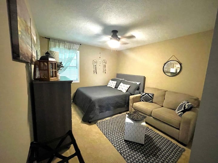 Second Bedroom - Queen Size Bed And Sitting Area