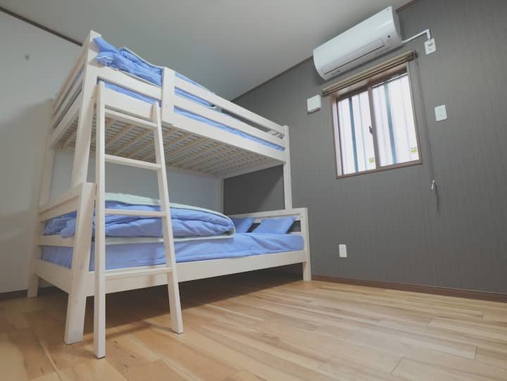 2段ベッド　2台　下段ダブルベッド　上段セミダブルベッド
折りたたみセミダブルベッド　2台（高反発マットレス）