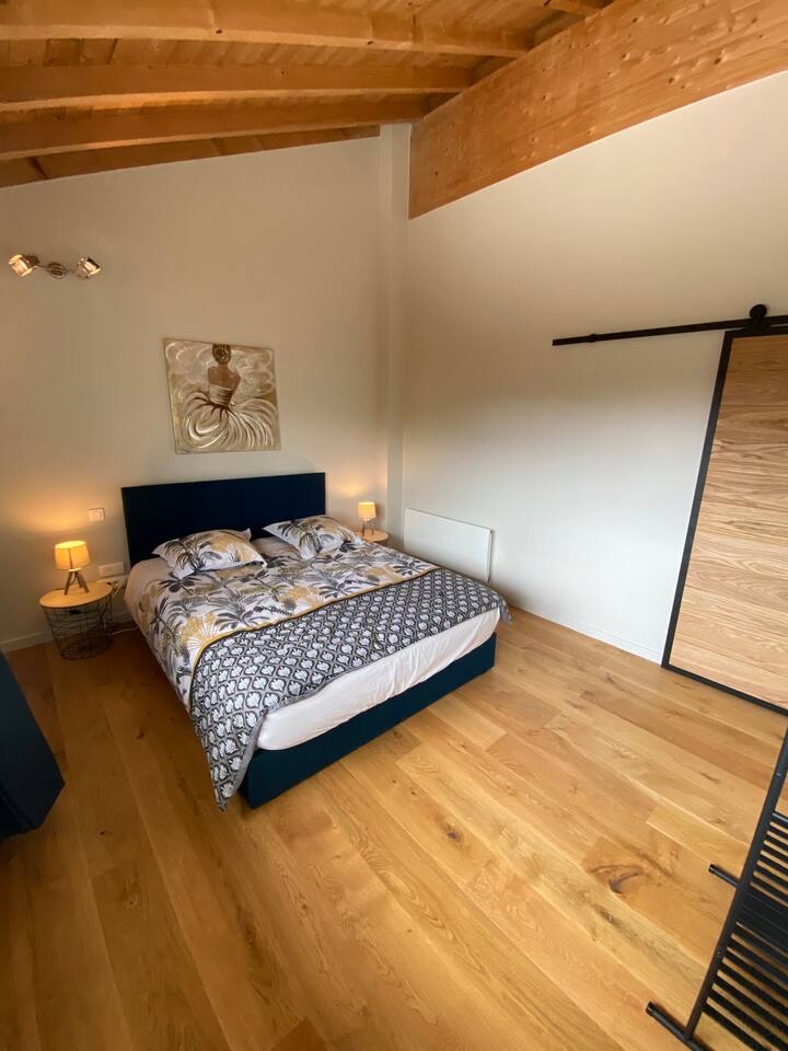 ห้องนอนพร้อมเตียงควีนไซส์