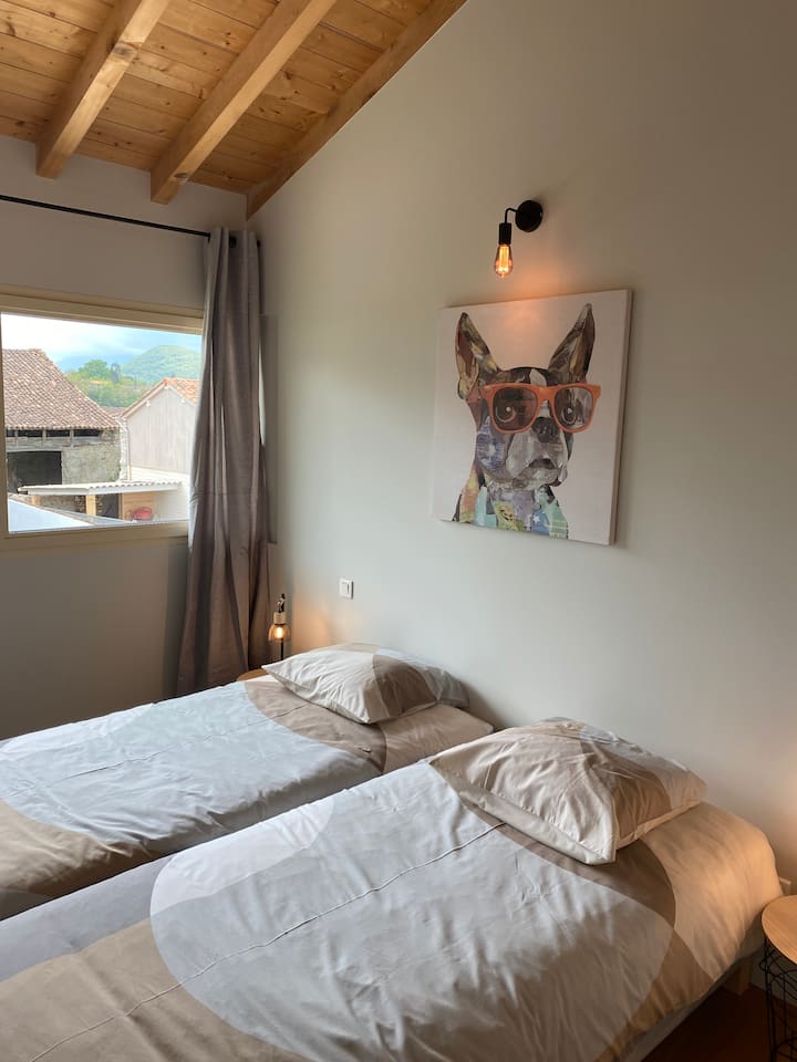 ห้องนอนพร้อมเตียงเดี่ยว 2 เตียง