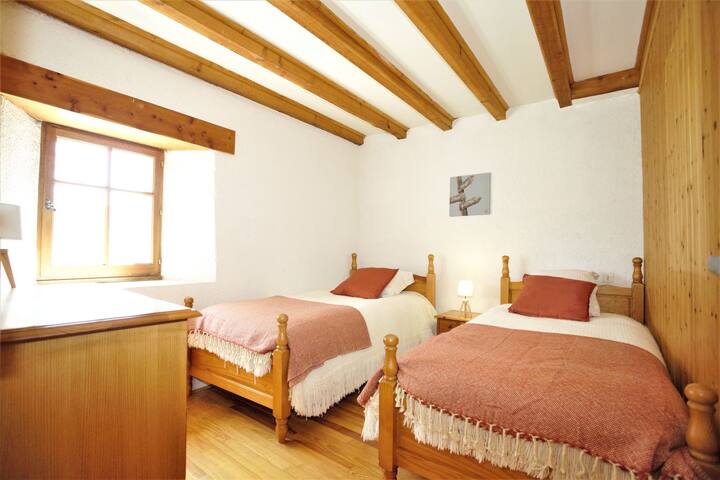 Спална соба на горниот кат со два кревета 90x190