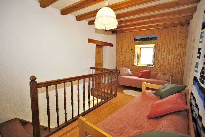 Мезанин катче со два дополнителни кревета 