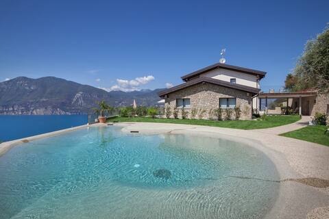 Villa Divina-APT Divina  With pool and lake view