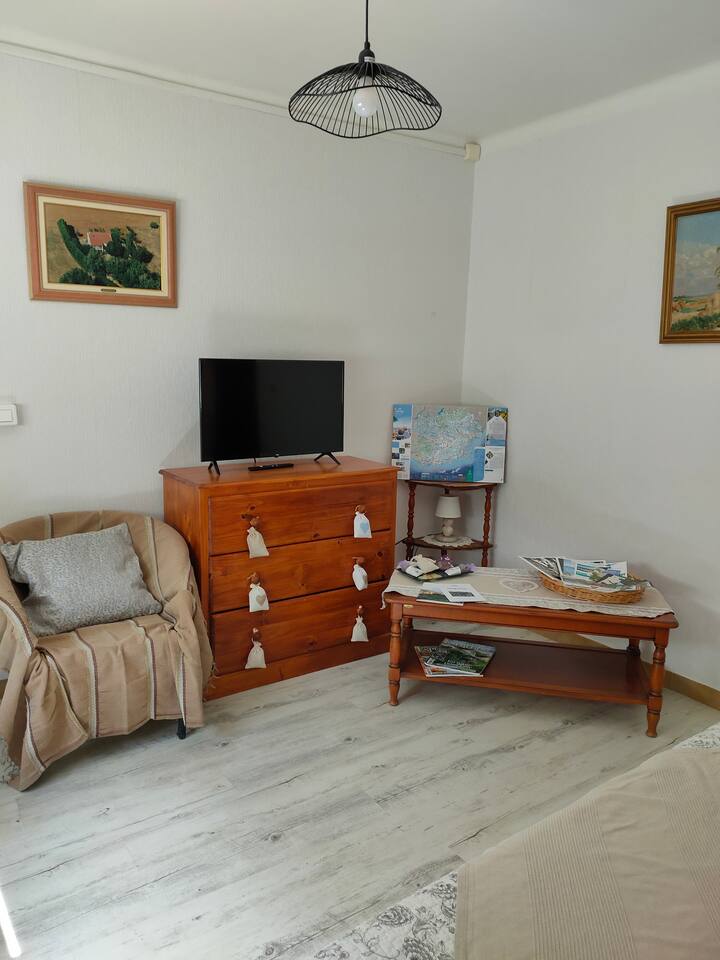 Aups  - Appartement 43 M2  -  Rdc De Villa - Aups