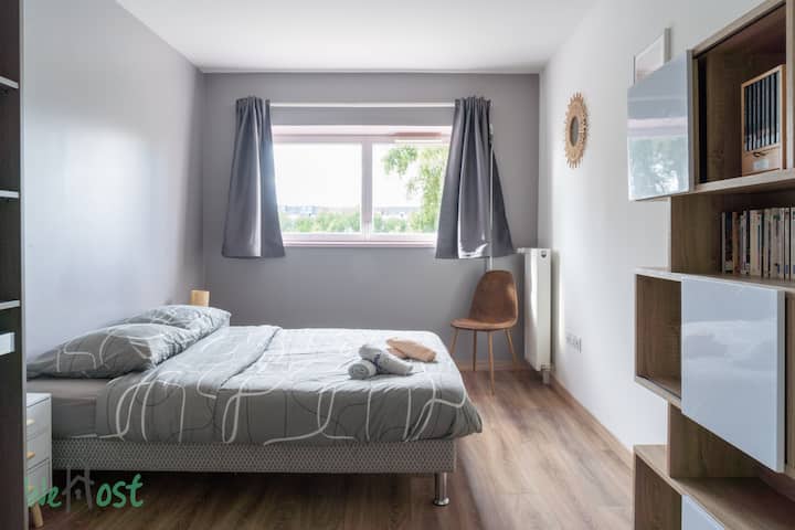 ห้องนอน 1 - เตียง 140x190 ซม. พร้อมชัตเตอร์ลูกกลิ้ง 