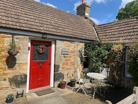 Charming cottage with hot tub, pet friendly