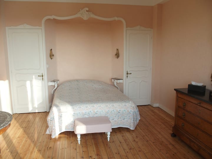 Chambre Rose Parentale, חדר רחצה צמוד ושולחן קטן/חדר שינה