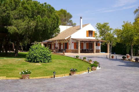 Luxury villa with pool 5 minutes from the beach