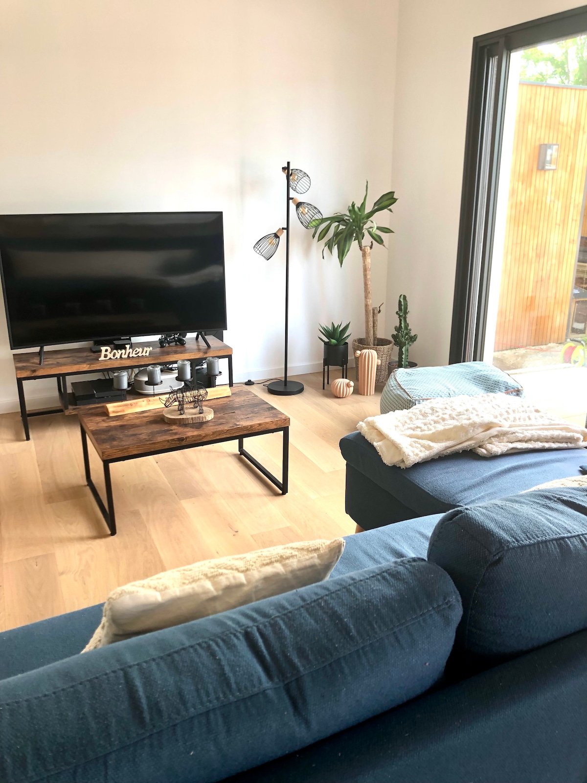 Popular Airbnb listing: Spacious family home with pool in Mios