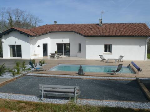 170 m² villa on 1 hectare of land.