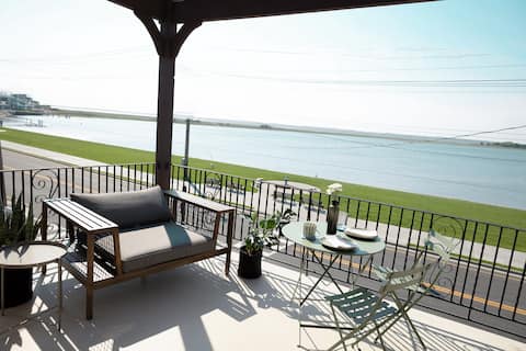 Modern  Waterfront 4-bedroom  With Sunset Views