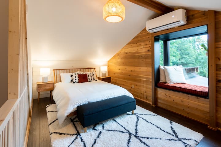 Podkrovná spálňa prístupná po špirálovom schodisku