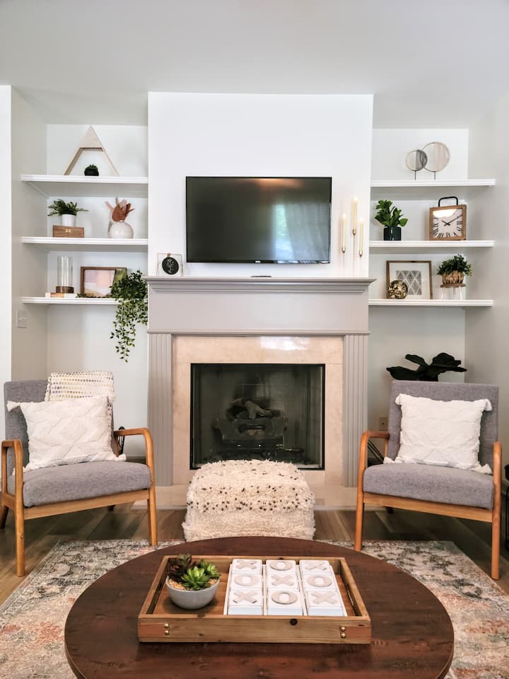 Modern Chic Getaway W/ Private Firepit Backyard - Kennesaw, GA
