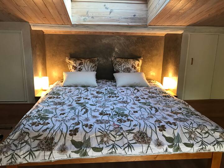 غرفة النوم في الطابق العلوي ، واسعة وهادئة مع تراسها