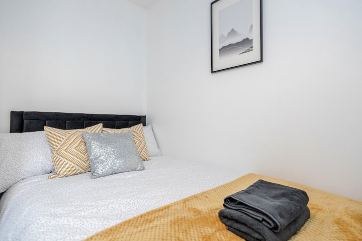 Chumba cha kulala 2 na kitanda kizuri cha watu wawili.