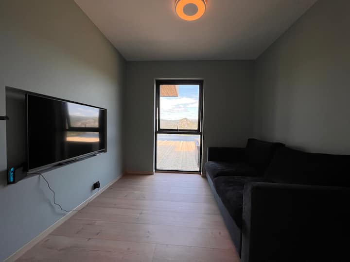 Chambre 4 : 

2 personnes
140 : canapé-lit très confortable de 200 cm avec matelas surélevé supplémentaire. 

Salle de télévision ou chambre au besoin.