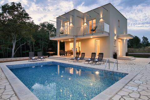 Mediterranean elegance minutes from the beach