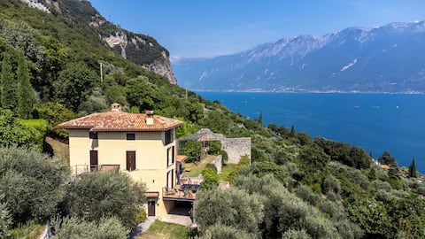 Limonaia with stunning lake and mountain views