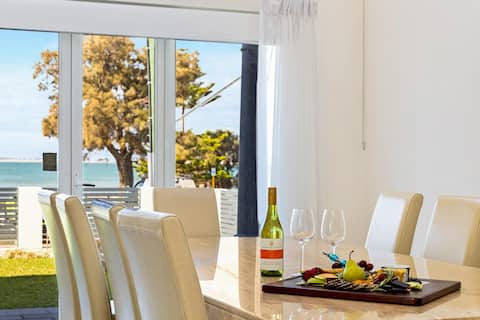 Beachfront Family Favourite with Pool, A/C & Views